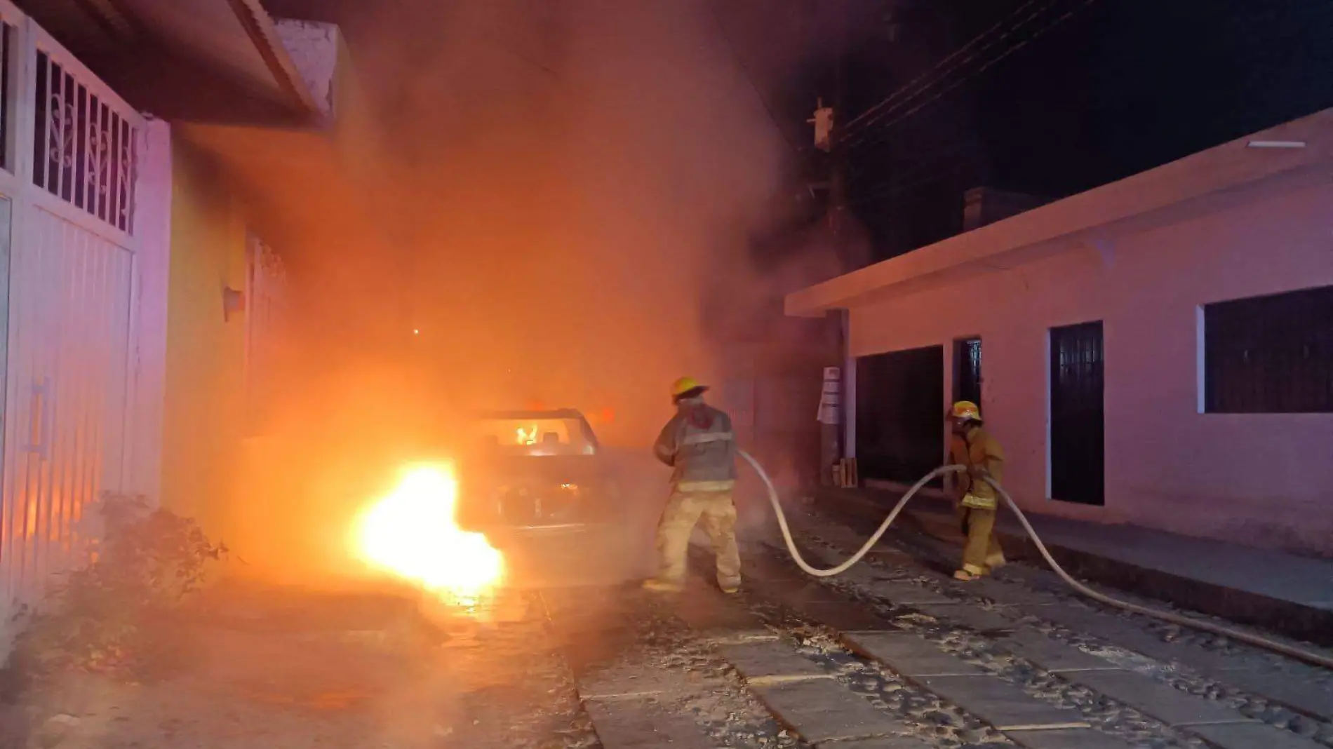 BOMBEROS EN INCENDIO DE AUTO